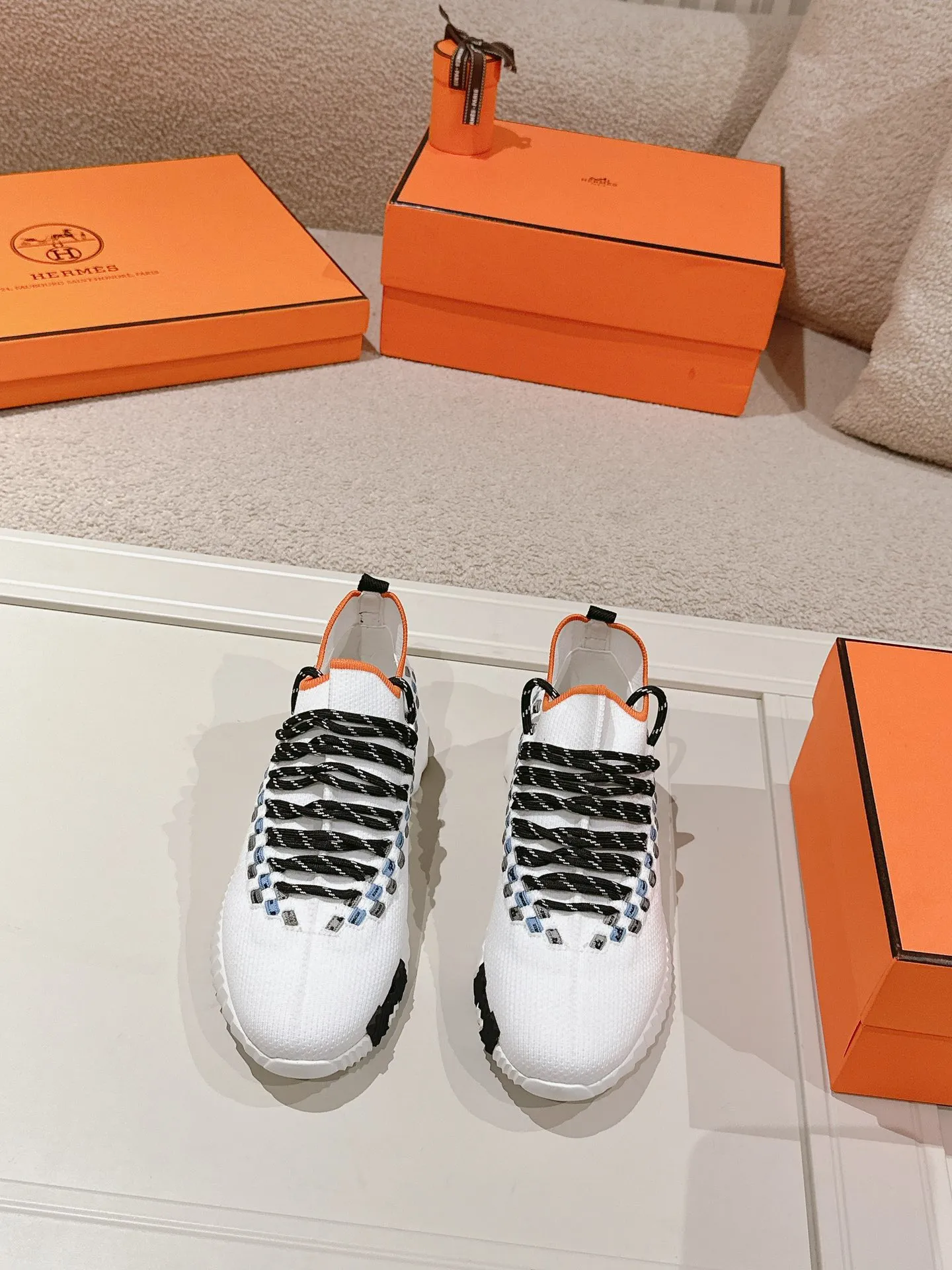 Men's shoes 💰600💰 Hermes top version # Hermès H family classic couple's casual sports shoes Couple's casual sports dad shoes combine high-tech canvas and suede goatskin, and are decorated with an exaggerated "H" letter on the rubber sole. The italic design and bright colors show vitality and continue the brand's design inspiration. Stroll around the city lightly and feel free and comfortable. Exquisitely packaged at the delivery counter 🛍📦 Fabric: Original special material and cow suede Lining: Customized breathable mesh Outsole: Open-molded TPU + rubber foam material Bottom thickness: 3CM Size: 35-45